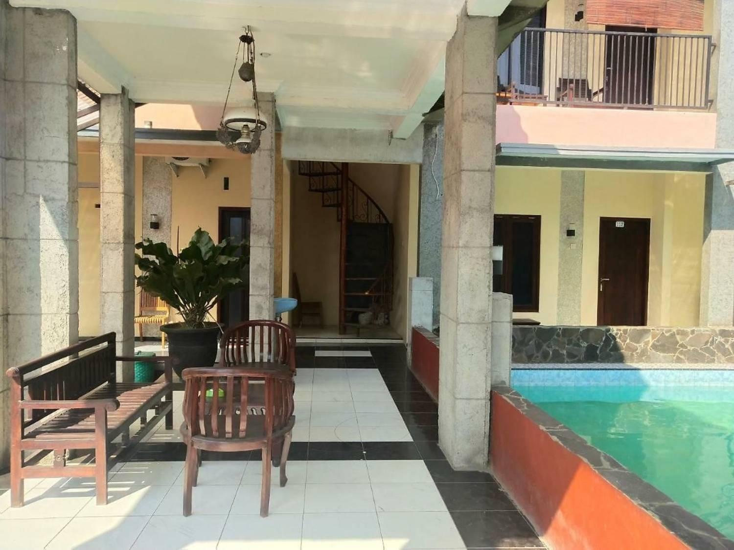 Surya Guest House Probolinggo Extérieur photo