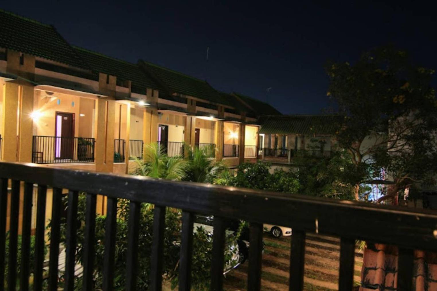 Surya Guest House Probolinggo Extérieur photo